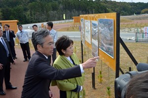 写真：小池百合子東京都知事が来町して視察している様子