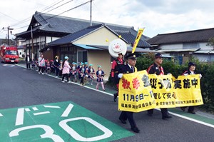 写真：広野幼稚園児が防火を呼びかけている様子