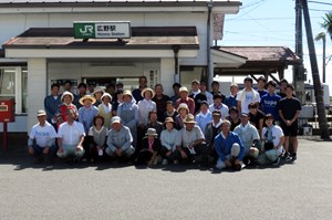 写真：広野駅環境美化運動参加者