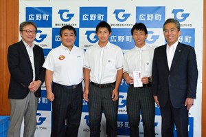 写真：遠藤町長とふたば未来学園高校レスリング部員と丹野校長の記念撮影