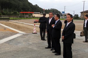 写真：高木陽介経済産業副大臣が広野町を視察している様子