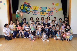 写真：安倍昭恵首相夫人と子どもたち