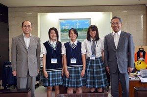 写真：インターンシップのふたば未来学園高校生徒らと遠藤町長