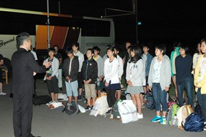 写真：帰国した広野中学校海外教育交流派遣団を出迎えている様子