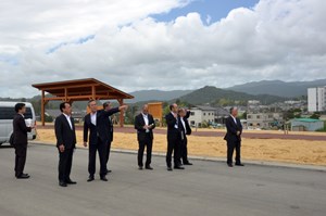 写真：長沢広明復興副大臣が視察している様子