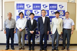 写真：広野町放射線健康対策委員6人に遠藤町長から委嘱状を交付している様子