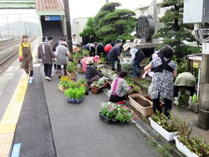 写真：婦人会が広野駅の美化活動を実施している様子