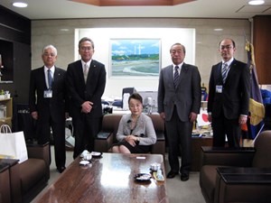 写真：寬仁親王妃信子さまが遠藤町長や黒田議会議長らと懇談している様子
