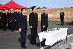 写真：3月11日東日本大震災犠牲者追悼献花
