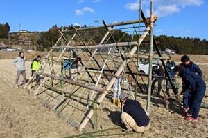 写真：12月23日「とり小屋」制作の様子