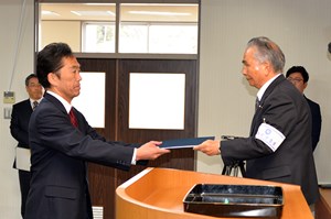 写真：11月20日当選証書付与