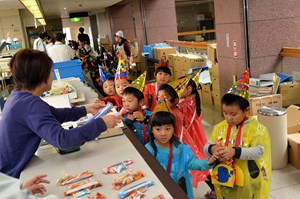 写真：10月24日ハロウィンの仮装で来庁