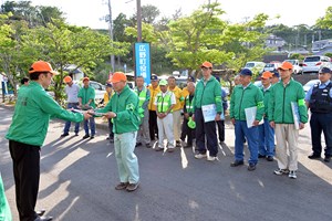 写真：6月9日安心・安全ネットワーク会議会員事業者へ看板を配布