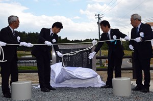 写真：5月11日東日本大震災記念碑除幕