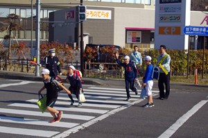 写真：4月6日交通立哨