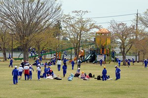 写真：4月27日二ツ沼総合公園での遠足の様子