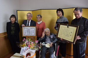 写真：佐々木糸さんへ賀寿贈呈