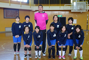 写真：広野中学校の女子バレーボール部のみなさんと齋藤信治氏