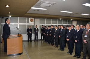 写真：1月4日仕事始め式での訓示