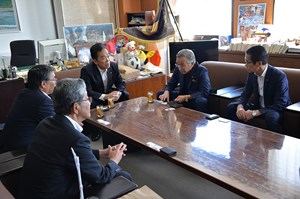 写真：10月2日石操日吉津村長、井田博之教育長が来町