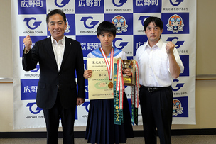 写真：遠藤町長と井上由海（ゆうみ）さんと松本教育長
