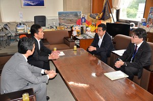 写真：6月6日坂井学総務副大臣が来町