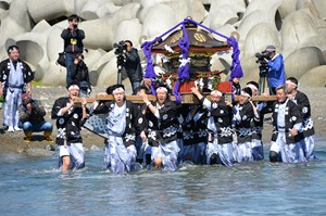 写真：4月8日浜下り神事