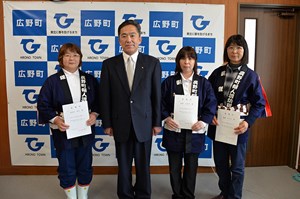 写真：4月2日広野町婦人消防隊幹部に委嘱状交付