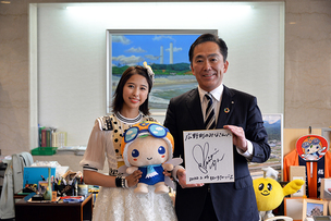 写真：玉井詩織さんと遠藤町長