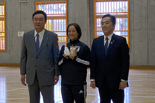 写真：髙倉麻子監督と遠藤町長ら