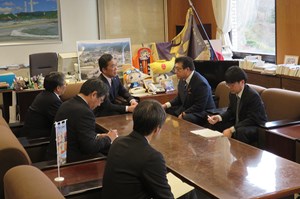 写真：菅家一郎復興副大臣との意見交換の様子