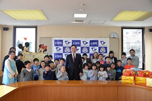写真：年賀状を届けにきた広野町児童館の児童