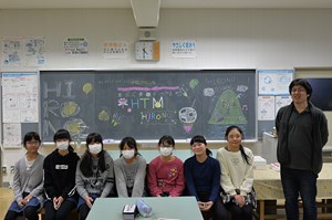 写真：広野小学校の6年生7人と十亀一郎福島工業高等専門学校助教