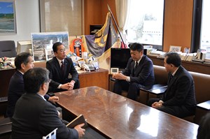 写真：遠藤町長、北郷議会議長らに新年の挨拶をする小早川社長