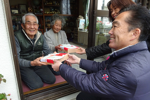 写真：おせち料理を宅配する様子