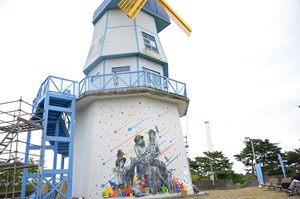 写真：風車の壁画アート