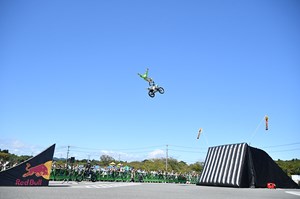 写真：FMX（フリースタイルモトクロス）ショーの様子