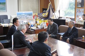 写真：田中和徳復興大臣との意見交換の様子