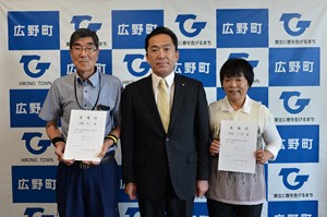 写真：交通教育専門員の遠藤昭一さんと菅原ユウ子さん、遠藤町長