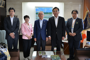 写真：満山喜郎福島県人会会長と町長ら