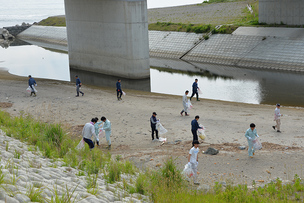 写真：河川敷のゴミ拾い