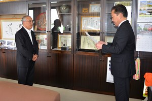 写真：遠藤町長から選任書を交付される黒田惣一監査委員