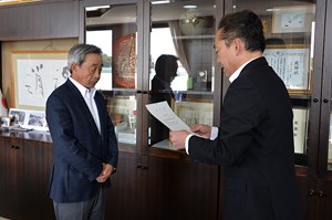 写真：遠藤町長から選任書を交付される小野修司さん