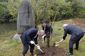 写真：新天皇即位、改元記念植樹の様子