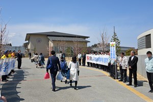 写真：ふたば未来学園中・高の新入生を歓迎するあいさつ運動