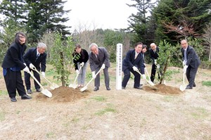 写真：行幸啓記念植樹の様子