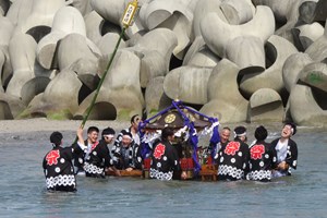 写真：浜下り神事の様子