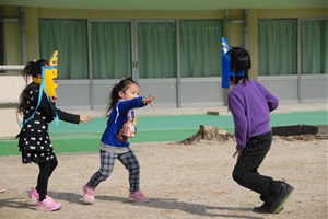 写真：園児が豆まきをしている様子