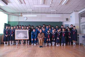 写真：鎌倉市の画家加藤力之輔さんが広野小中学校の子どもたちに絵を寄贈している様子