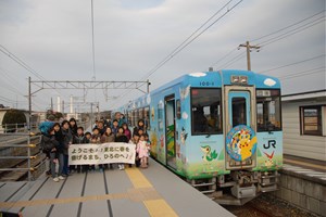 写真：ポケモン列車と子どもたち
